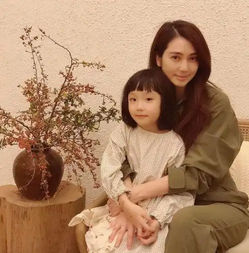  洪欣深夜晒一家三口幸福合影,有些婚,不是你说离,就离的