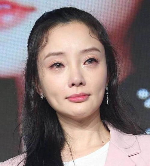  36岁李小璐和34岁佟丽娅同穿粉色外套,装嫩和真嫩的差距了然