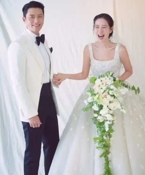  玄彬孙艺珍婚礼现场曝光女方穿婚纱露大片锁骨,众明星好友出席