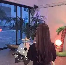  大时代一个女主播的网红之路华丽包装的糖果,却化作致命的毒药