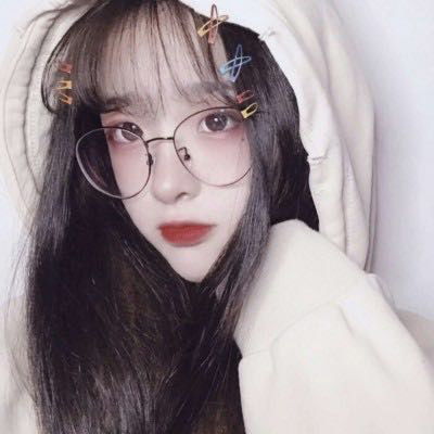  女生真人戴眼镜头像
