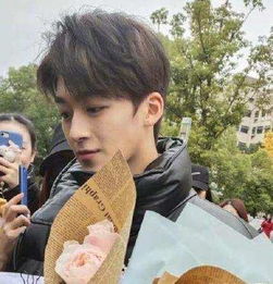  何洛洛参加艺考网友好好看的男孩子