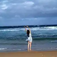  求背景是蓝色天空有云的女生头像越多越好