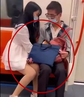  上海一对情侣在地铁上亲热,女子当众乱摸男子隐私部位