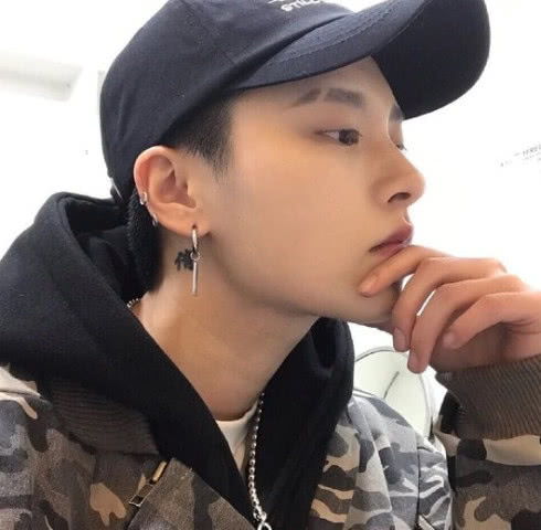  校草穿校服vs自个穿校服,简直是天壤之别,网友你根本不存在