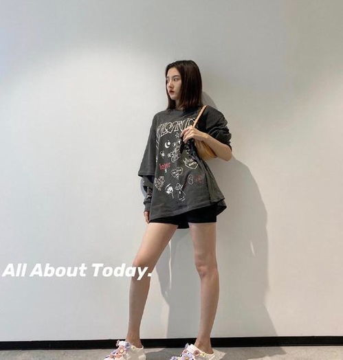  宋祖儿撞衫杨幂,同款男友风格子衬衫,少女和辣妈谁更胜一筹