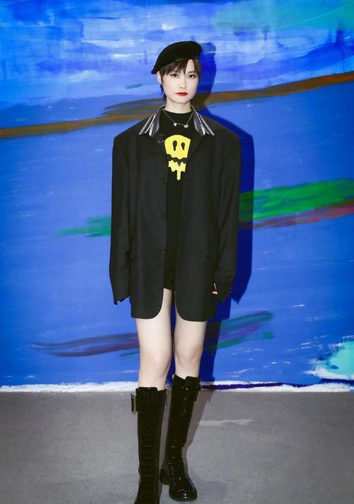  36岁李宇春换风格了,白色卫衣配前开叉半身裙,增添几分女人味