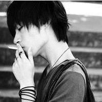  谁能帮我找一些黑白的男生抽烟图