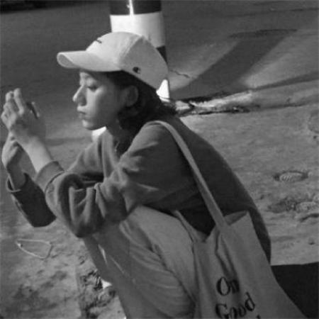  黑色伤感孤独女头像,男友很高很帅就是没有爱
