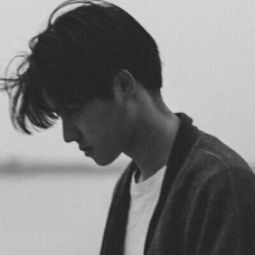  黑色系男头我还在这等你.