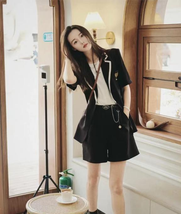  夏季女人漂亮套装搭配图片示范