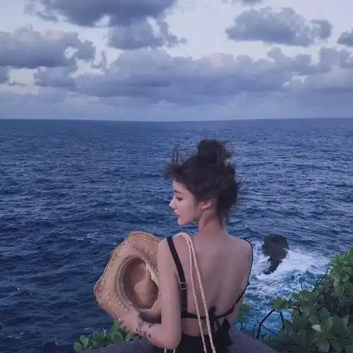 情侣头像背影海边女生