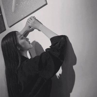 女生黑白头像伤感高清2018最新人往前走痛才会退后