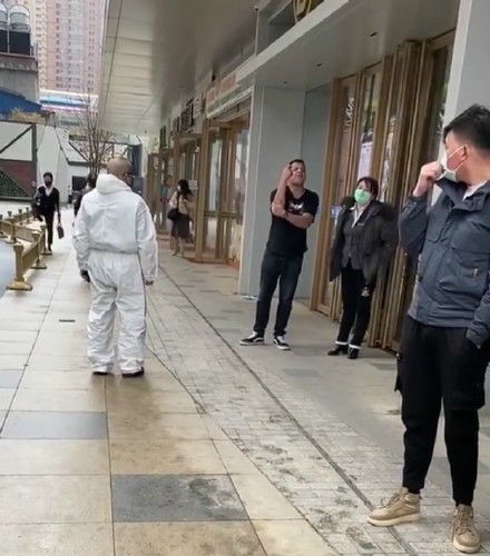  外籍男子拒戴口罩对防疫人员骂脏话竖中指,处理结果来了
