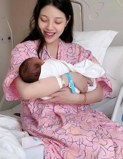  百万粉丝网红生女7个月后又怀孕惹争议,丈夫回应男女都疼