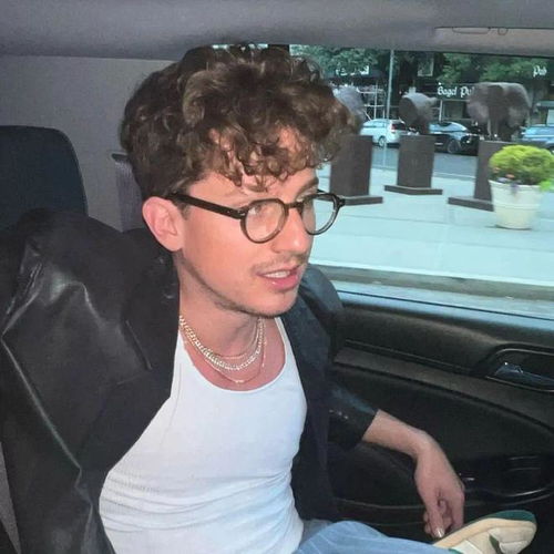  charlieputh换头像了,好可爱的男人