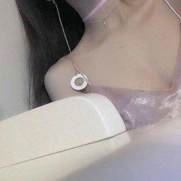  2018快手半身头像女生性感衬衫锁骨话卡在喉咙里进退两难