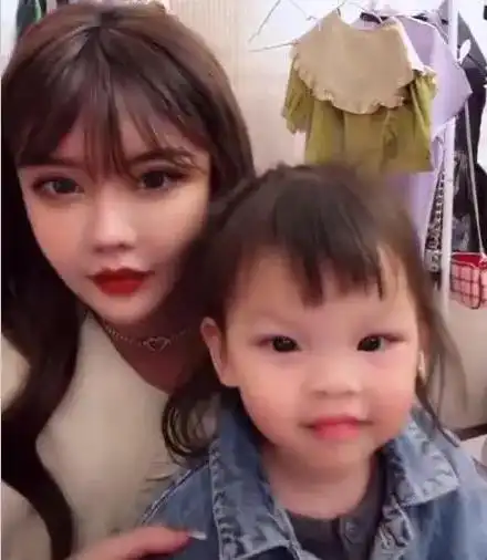  绝配两对网红情侣暗自较劲,领证求婚四人前后只差11天