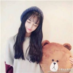  小清新头像女生又长又黑的,座在桌子前,穿灰色的衣服
