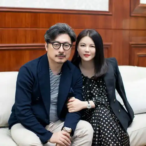  李湘新男友曝光,两人穿情侣装秀恩爱,男方年轻长相帅气