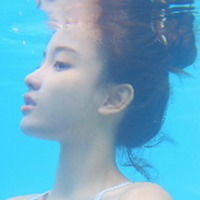  女生沉浸深海唯美伤感头像
