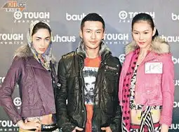  黄晓明来港数小时不忘angelababy不介意情侣装