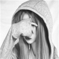  伤感女生黑白ins头像不在意的过往和你