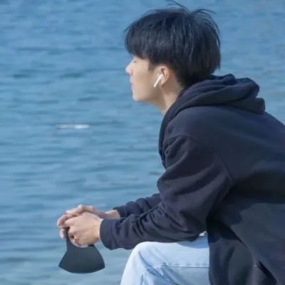  男生头像qq头像男生带字超拽,世界什么都好只是我太孤独了第197期
