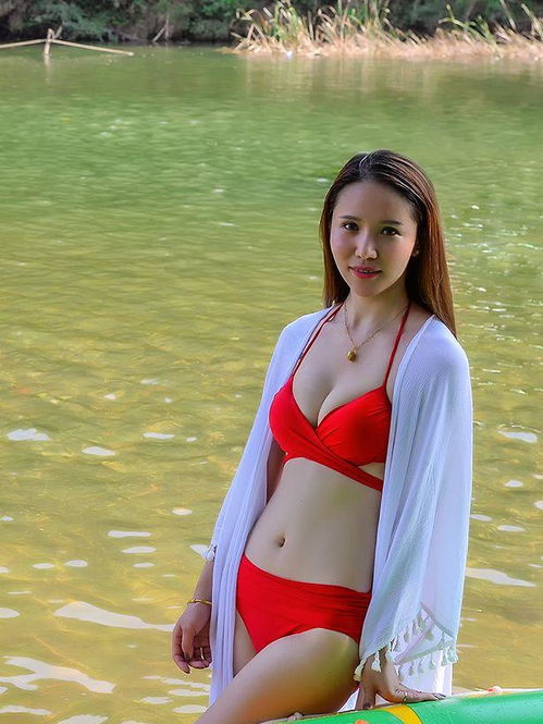  这里漂流好洋气护漂员竟然都是长腿比基尼美女