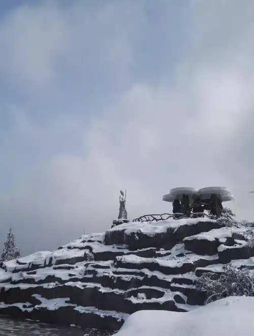  我们可以云赏雪看绝美铜钹山