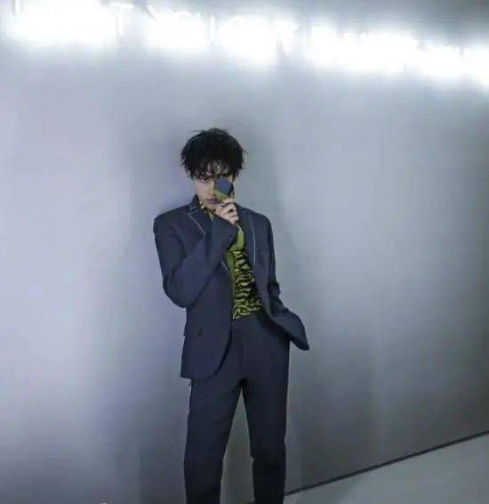  get易烊千玺的时尚造型,简直就是男友的穿模板,快点收藏