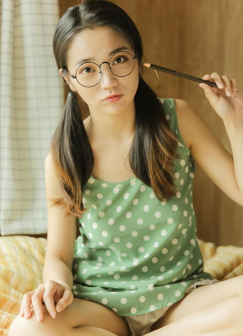  姑娘和小伙子经介绍在公园里见面,突然姑娘说要离开,原因竟是......