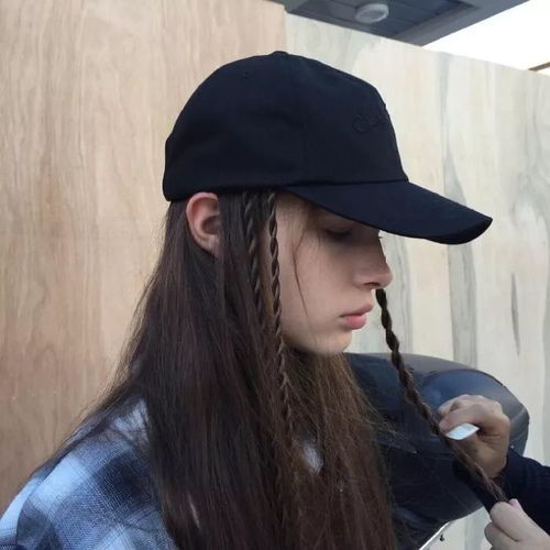 戴帽子女生头像发型