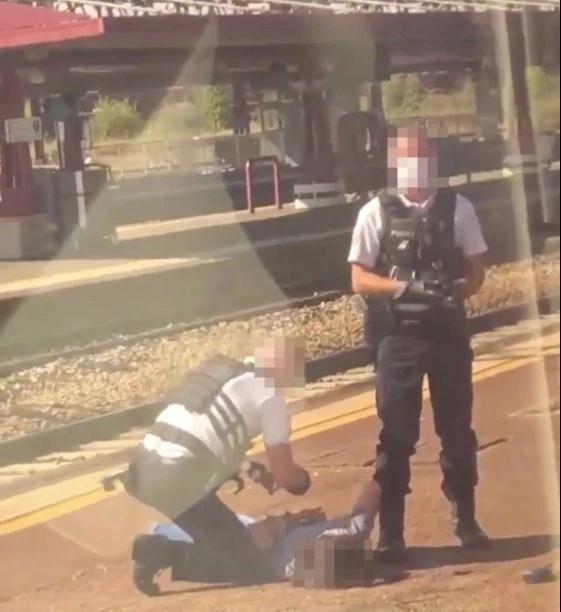  英国男子乘火车没戴口罩,法国警察把他拖下车,踩在脚底下