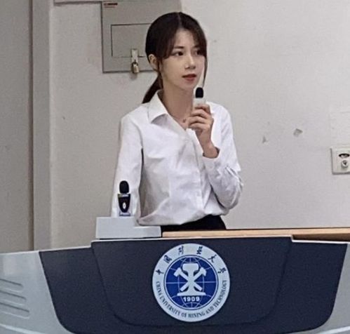  95后美女老师穿jk制服上课,被家长集体批评,本人委屈回应离谱