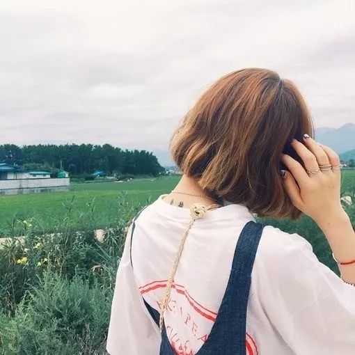 短头发女生头像背影