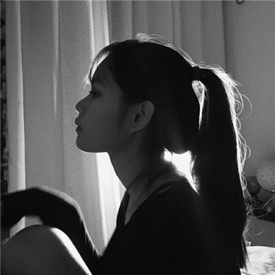  头像女黑白高冷侧面黑白孤傲女生头像