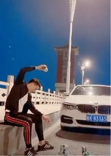  置交通法规于不顾,抖音一炫车女叫嚣流量让我发家致富