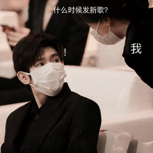  王源社交圈好广,与知名美食博主热聊,还有当红女星为其整理发型
