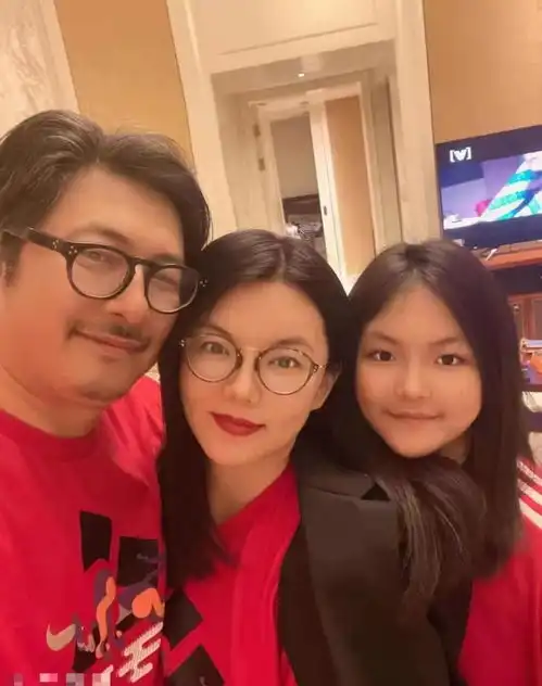  李湘意中人曝光跟男子合照又高调晒红本本,被猜测领证后删评