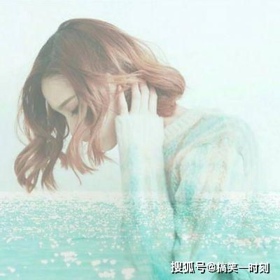  幽默笑话小时候有一次和爸妈上街,他们一左一右牵着我