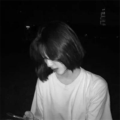  伤感头像女生冷淡黑白,颓废犹豫的伤心女生