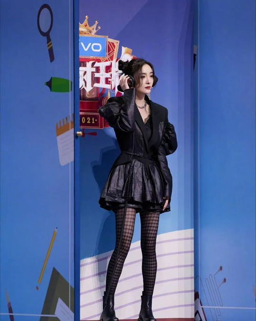  杨幂黑丝长笔直美腿好亮眼