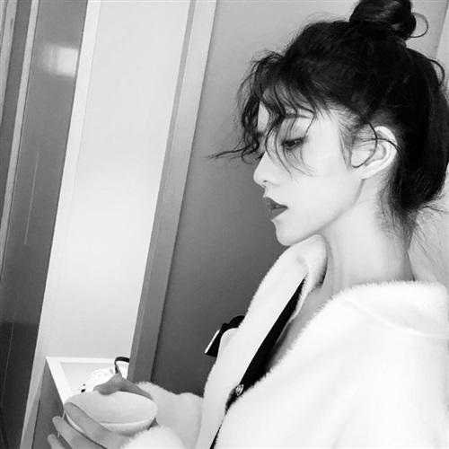  黑白头像女生冷酷霸气很坚强不敷衍的女人