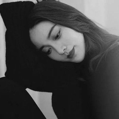  侧脸黑白女头像高冷网图女生孤独伤感头像