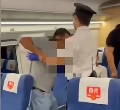 男生戴口罩头像指认