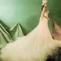  美女头像婚纱披落的美丽