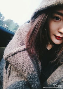 杨幂通过微博晒自拍照披着长发大眼似少女