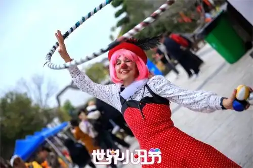  奔走相告世界小丑节情侣入园,女士免票