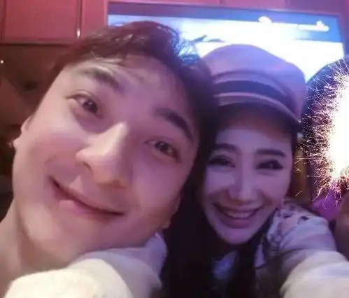 铁打的思聪流水的网红,校长与女友穿情侣装被拍,又是一个大美女